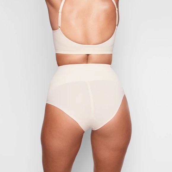 NEW SKIMS‎ Sculpting Mid Waist Brief Sand Size M - Picture 4 of 8